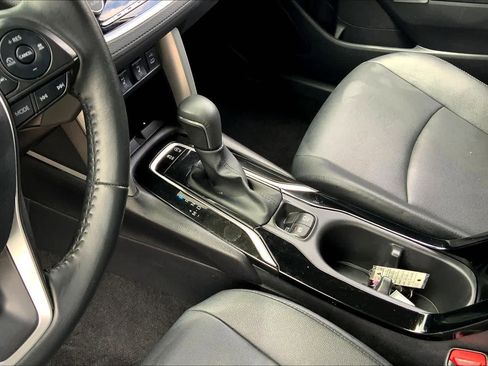 Used 2025 Toyota Corolla Cross XLE FWD image 16