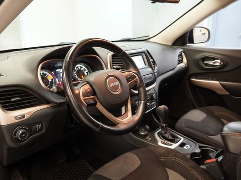 Used 2018 Jeep Cherokee Latitude w/ Altitude Package image 6