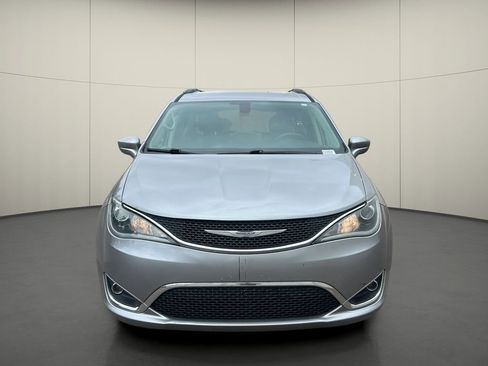 Used 2017 Chrysler Pacifica Touring-L image 2