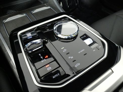 Used 2024 BMW 740i xDrive image 51