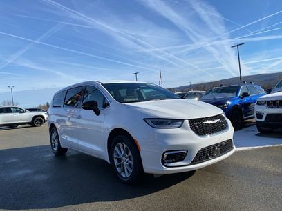 New 2026 Chrysler Pacifica Select