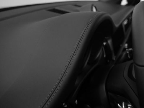 Used 2025 Porsche Macan image 30