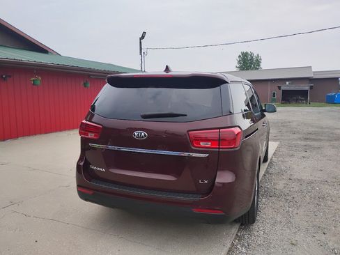 Used 2019 Kia Sedona LX FWD image 2