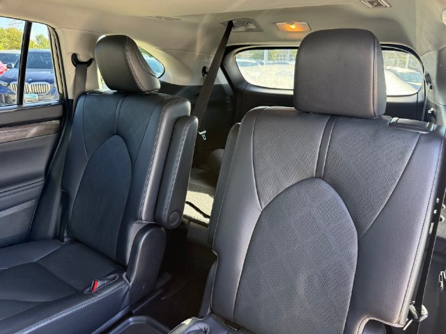 Used 2023 Toyota Highlander Platinum FWD image 27