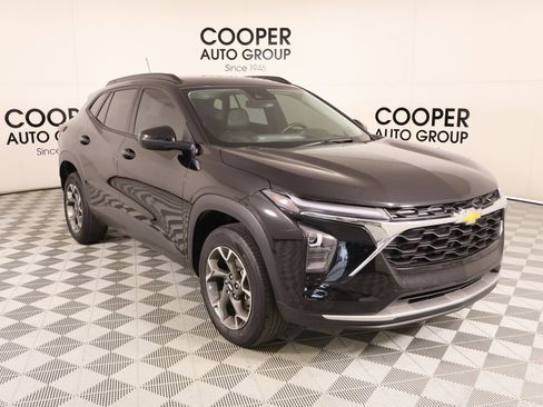 Used 2024 Chevrolet Trax LT w/ LT Convenience Package FWD image 1