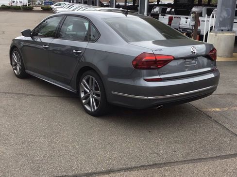 Used 2018 Volkswagen Passat 2.0T FWD image 3