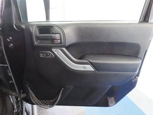 Used 2013 Jeep Wrangler Unlimited Rubicon w/ Connectivity Group AWD/4WD image 27