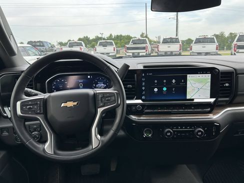 Used 2023 Chevrolet Silverado 1500 LT AWD/4WD image 9