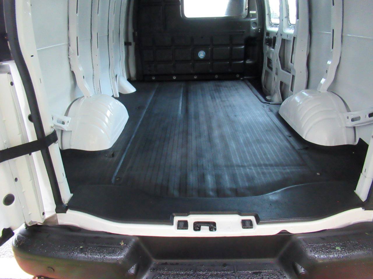 Used 2017 Chevrolet Express 2500 RWD image 15