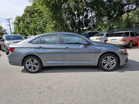 Used 2022 Volkswagen Jetta SE FWD image 2