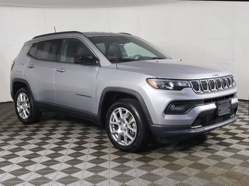 Used 2023 Jeep Compass Latitude AWD/4WD image 2