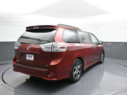 Used 2017 Toyota Sienna SE FWD image 6