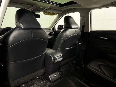 Certified 2023 Toyota Highlander XLE image 22