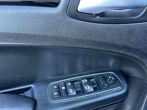 Used 2015 Chrysler 300 S image 28