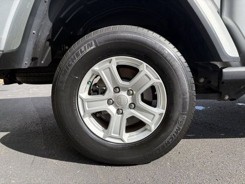 Used 2022 Jeep Gladiator Sport image 16