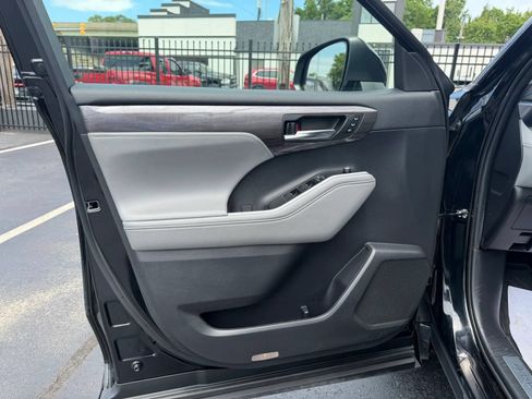 Used 2022 Toyota Highlander Limited AWD/4WD image 18