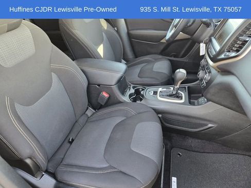 Certified 2017 Jeep Cherokee Latitude w/ Safety/Convenience Group image 15