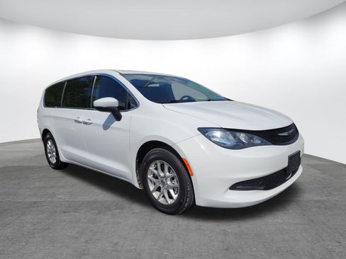 Used 2022 Chrysler Voyager LX image 19