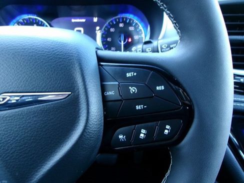 Used 2025 Chrysler Pacifica Limited image 11