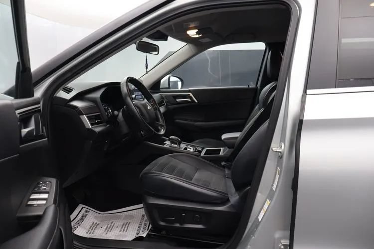 Used 2024 Mitsubishi Outlander FWD image 14