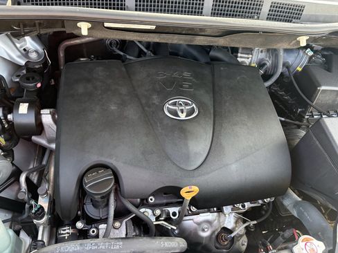 Used 2017 Toyota Sienna LE image 28