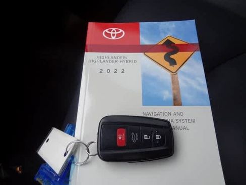 Used 2022 Toyota Highlander XLE image 40