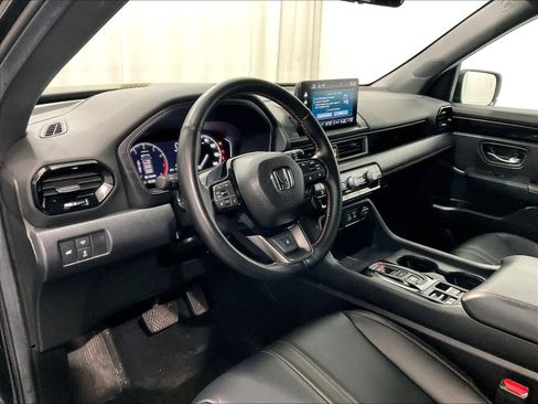 Used 2025 Honda Pilot TrailSport image 8