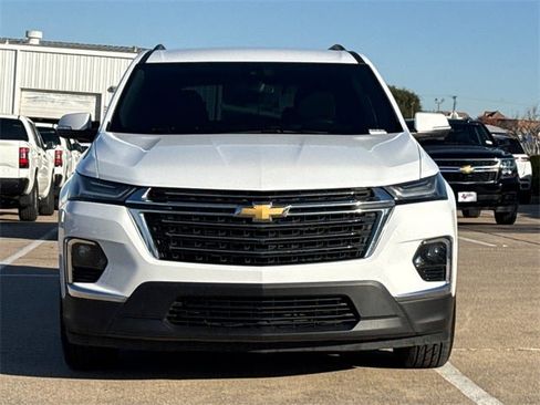 Used 2023 Chevrolet Traverse LT image 3