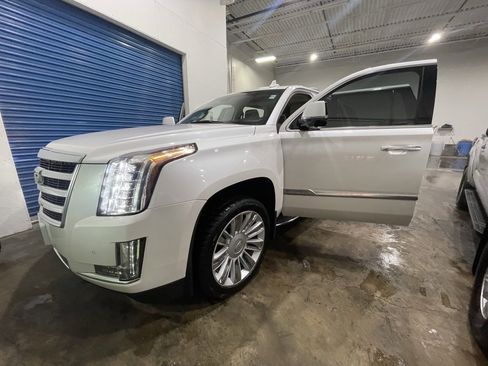 Used 2016 Cadillac Escalade Luxury image 6