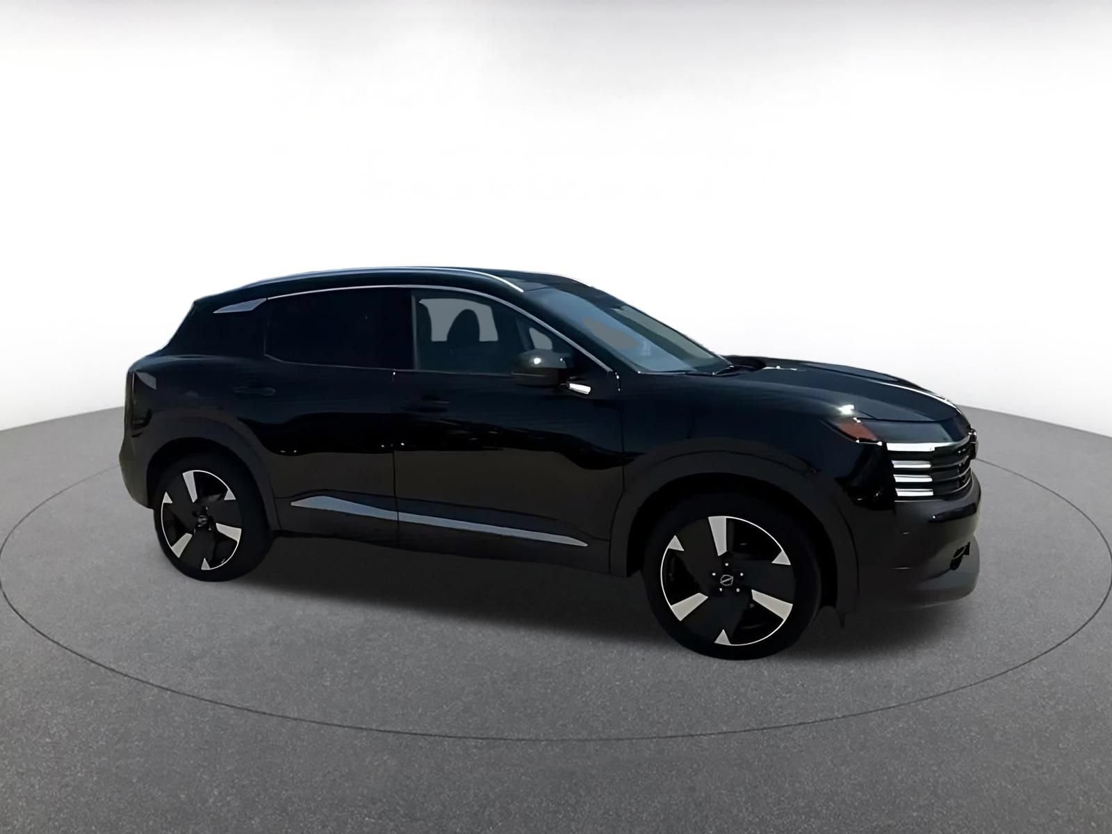Used 2026 Nissan Kicks SR AWD/4WD image 2