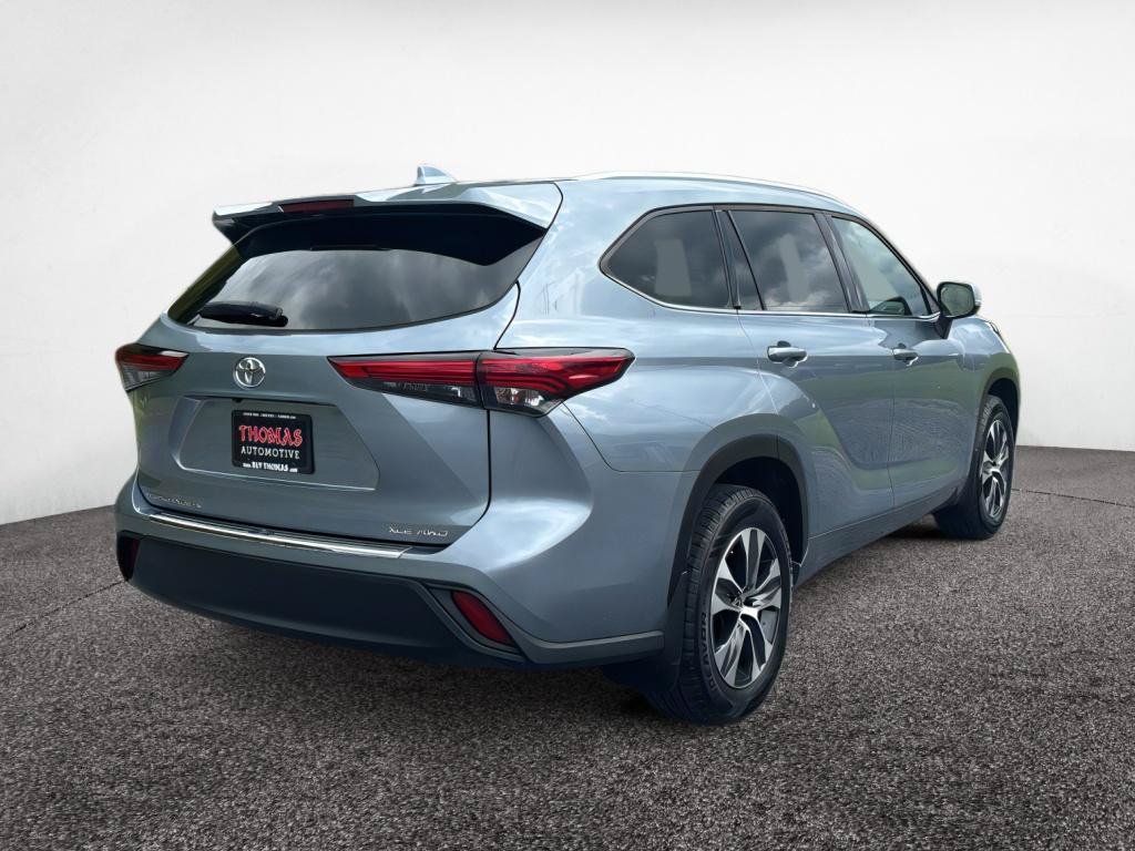 Used 2022 Toyota Highlander XLE AWD/4WD image 3