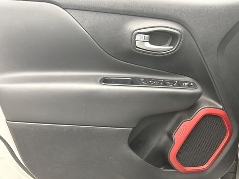 Used 2018 Jeep Renegade Trailhawk w/ Cold Weather Group II image 9