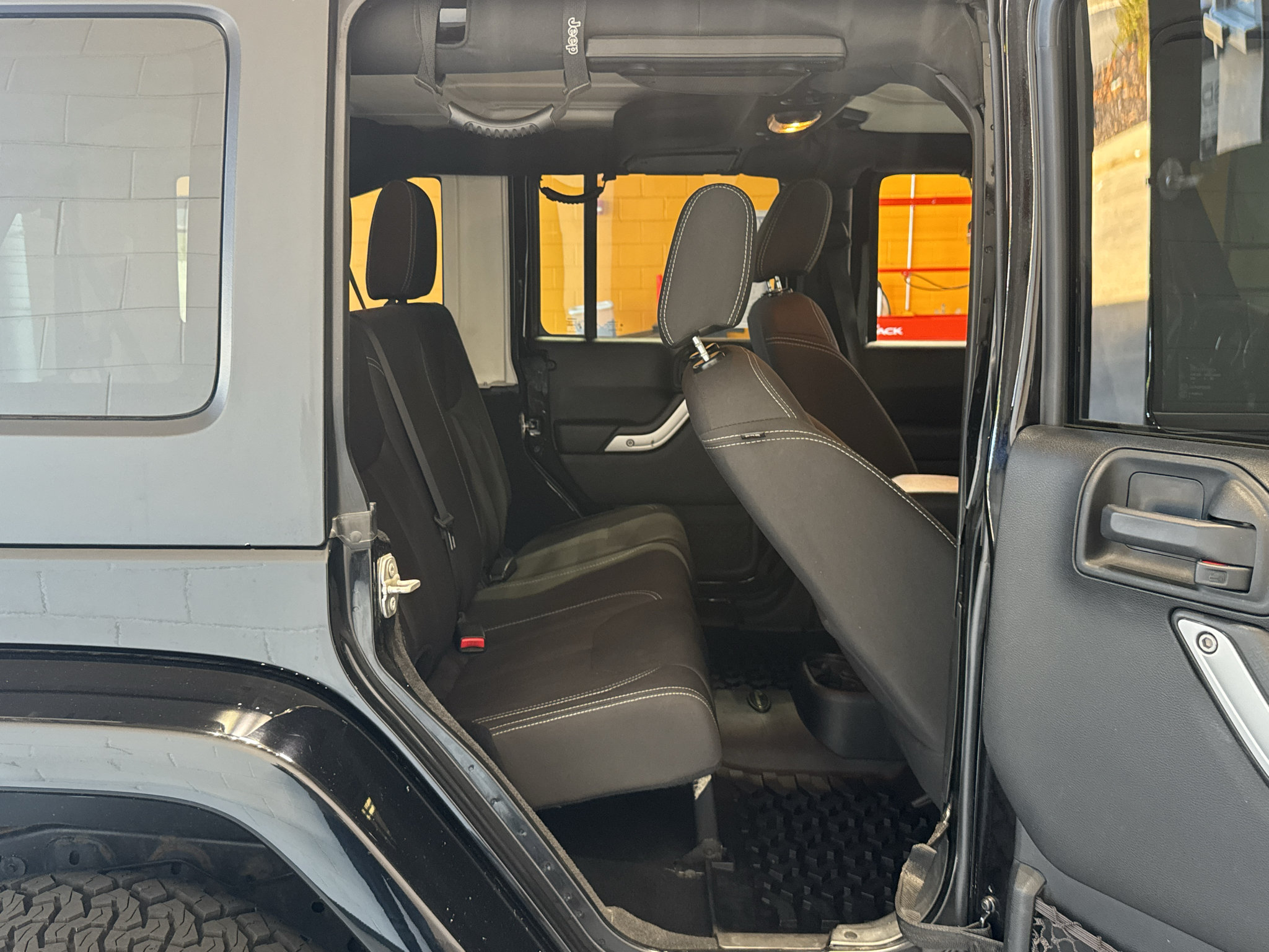 Used 2018 Jeep Wrangler Unlimited Sahara AWD/4WD image 15