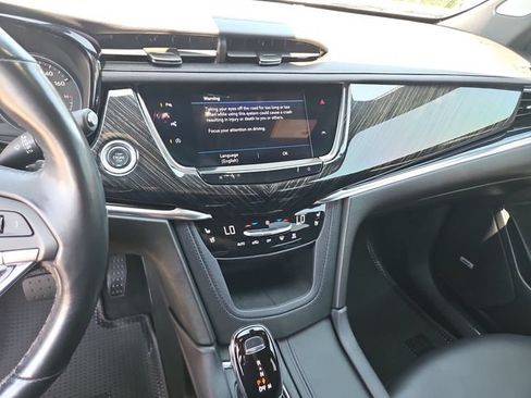 Used 2022 Cadillac XT6 Premium Luxury w/ Technology Package FWD image 11