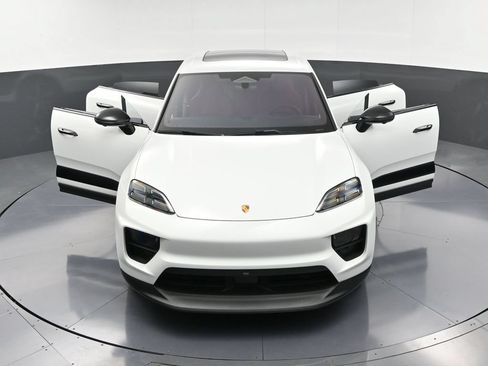 Certified 2025 Porsche Macan 4S Electric AWD/4WD image 36