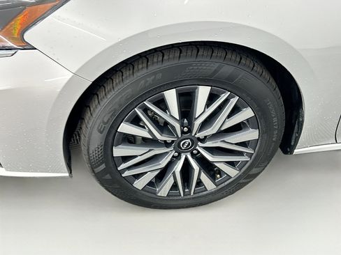 Used 2024 Nissan Altima 2.5 SV image 11