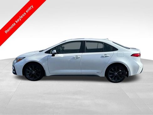 Certified 2025 Toyota Corolla SE w/ SE Premium Package image 2