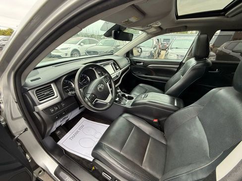Used 2017 Toyota Highlander Limited image 10
