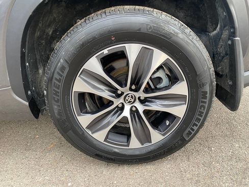 Used 2022 Toyota Highlander XLE image 10