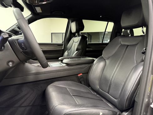 Used 2024 Jeep Wagoneer L Series II w/ Flexible Seating Group RWD image 12