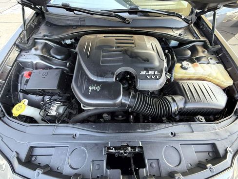 Used 2018 Chrysler 300 Touring w/ Sport Appearance Package image 9