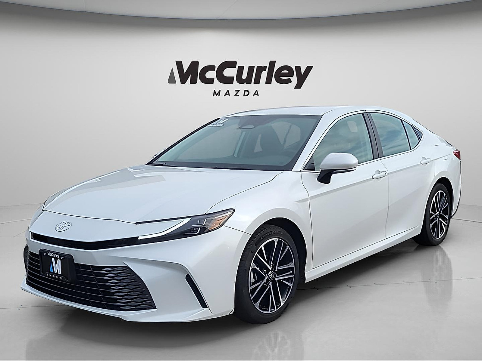 Used 2025 Toyota Camry XLE FWD image 3