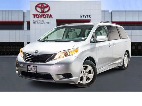 Used 2012 Toyota Sienna LE w/ Towing Pkg image 1