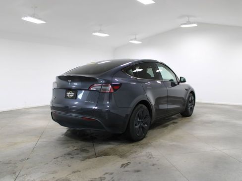 Used 2024 Tesla Model Y Long Range image 9