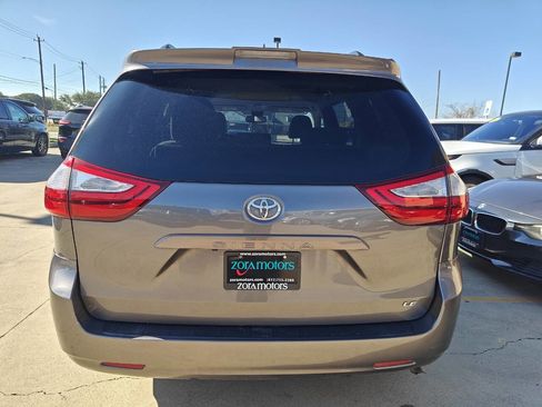 Used 2018 Toyota Sienna LE image 4