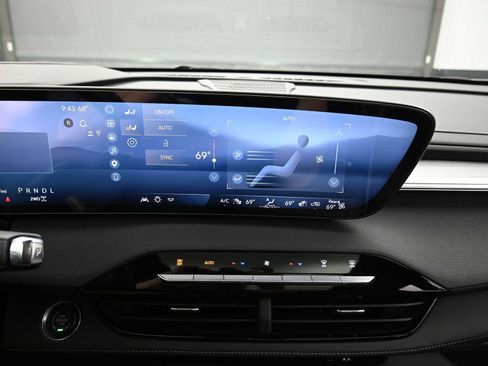 Used 2025 Buick Enclave Preferred w/ Power Package image 18