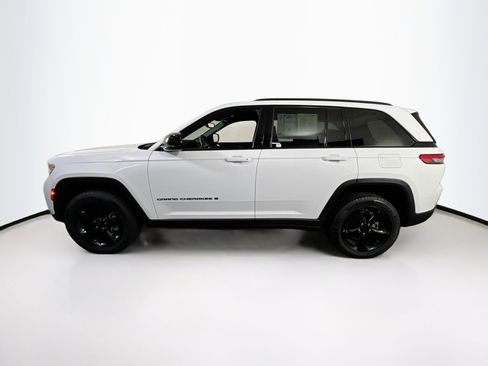 Used 2023 Jeep Grand Cherokee Altitude image 8