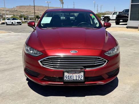 Used 2017 Ford Fusion SE w/ Fusion SE Technology Package FWD image 2