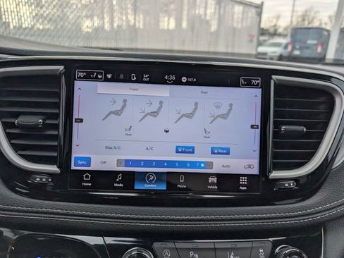 Used 2023 Chrysler Pacifica Touring image 4