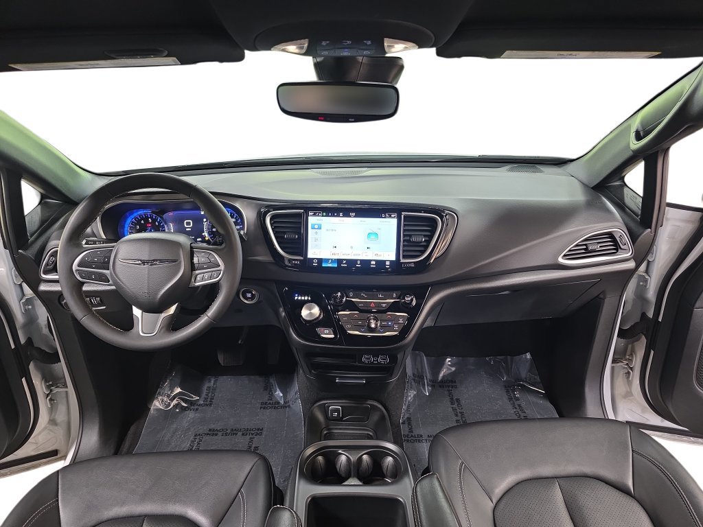 Used 2025 Chrysler Pacifica Select FWD image 11